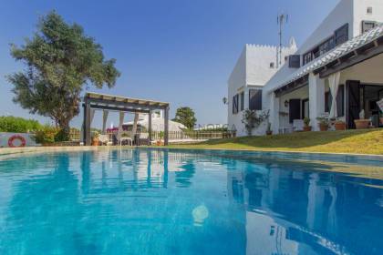 Villa à vendre avec piscine et licence touristique